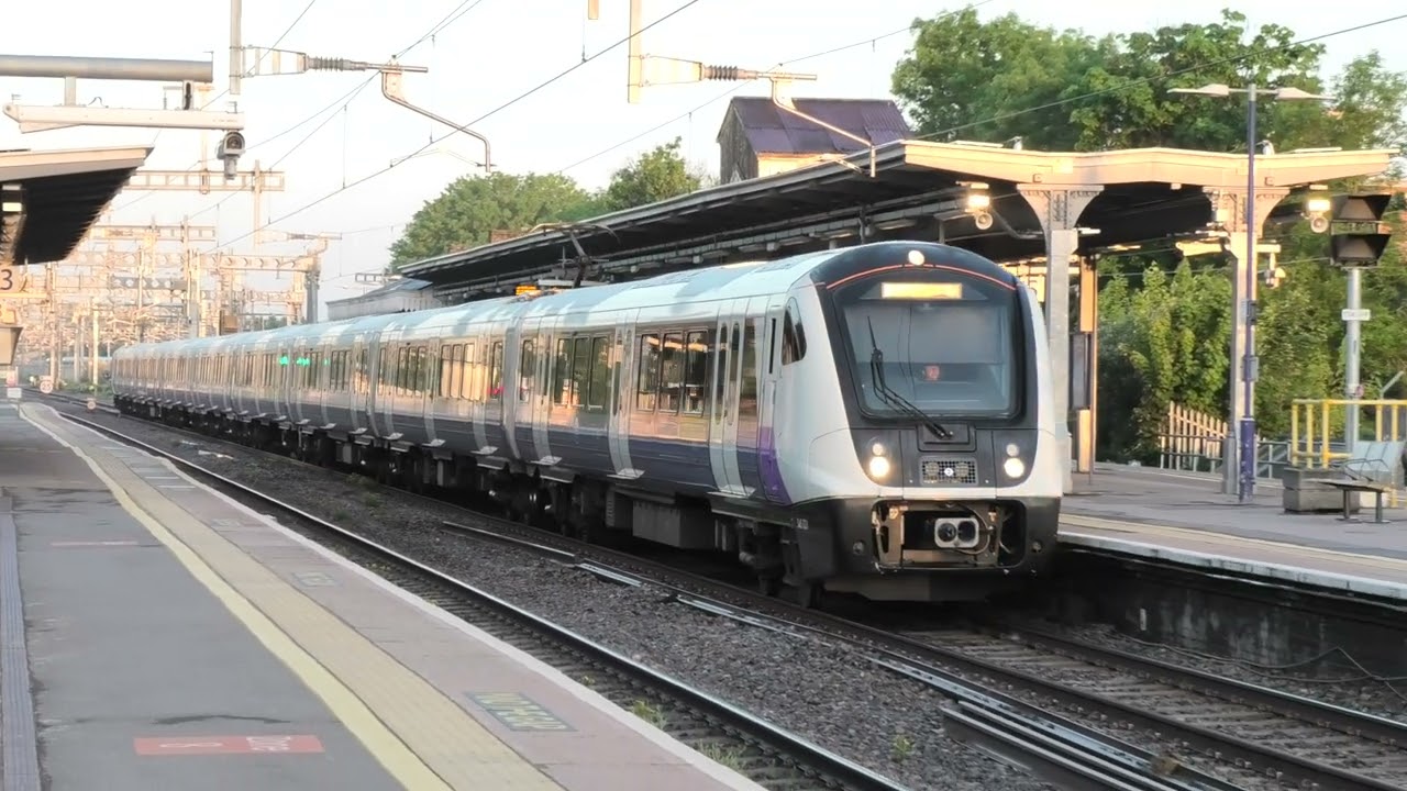 Trains at Maidenhead 12/05/22