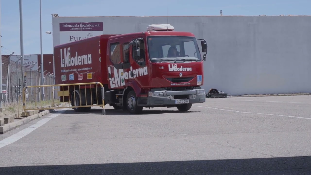 Maniobra de estacionamiento para examen de cami&oacute;n r&iacute;gido 