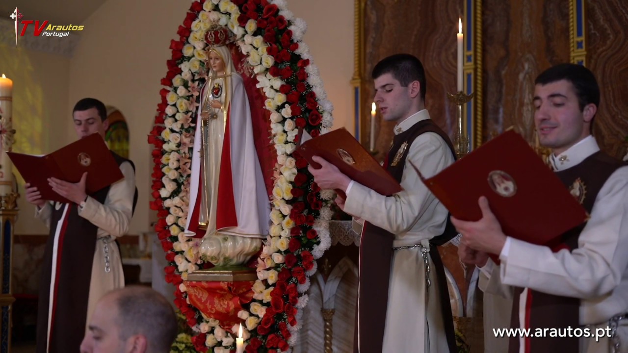 Arautos cantam Oh Senhora de Bondade Imensa