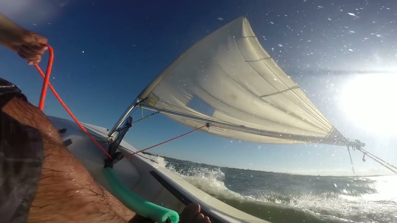 Coroa do Laser de 67 anos no ventão com som do Crosby, Still and Nash