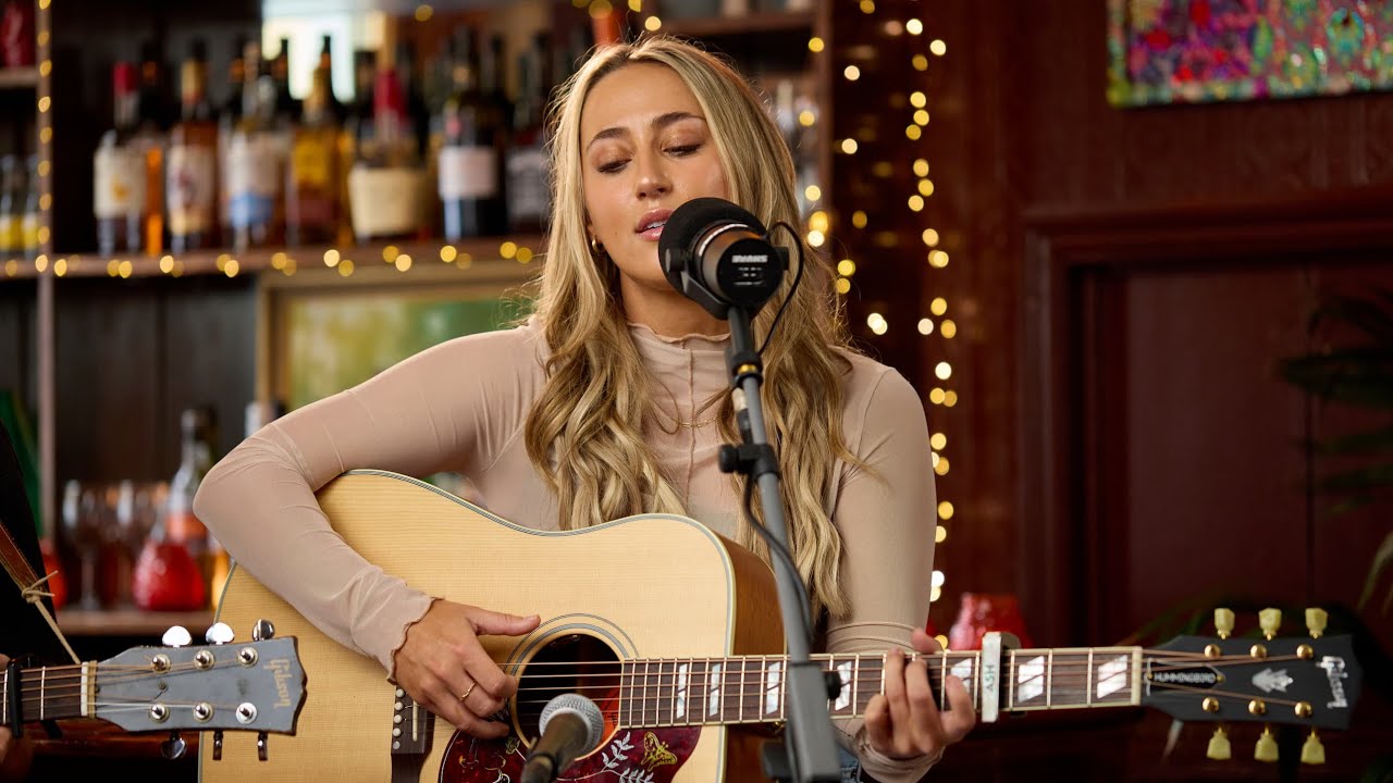 Ashley Cooke - it's been a year | Holler Live Sessions