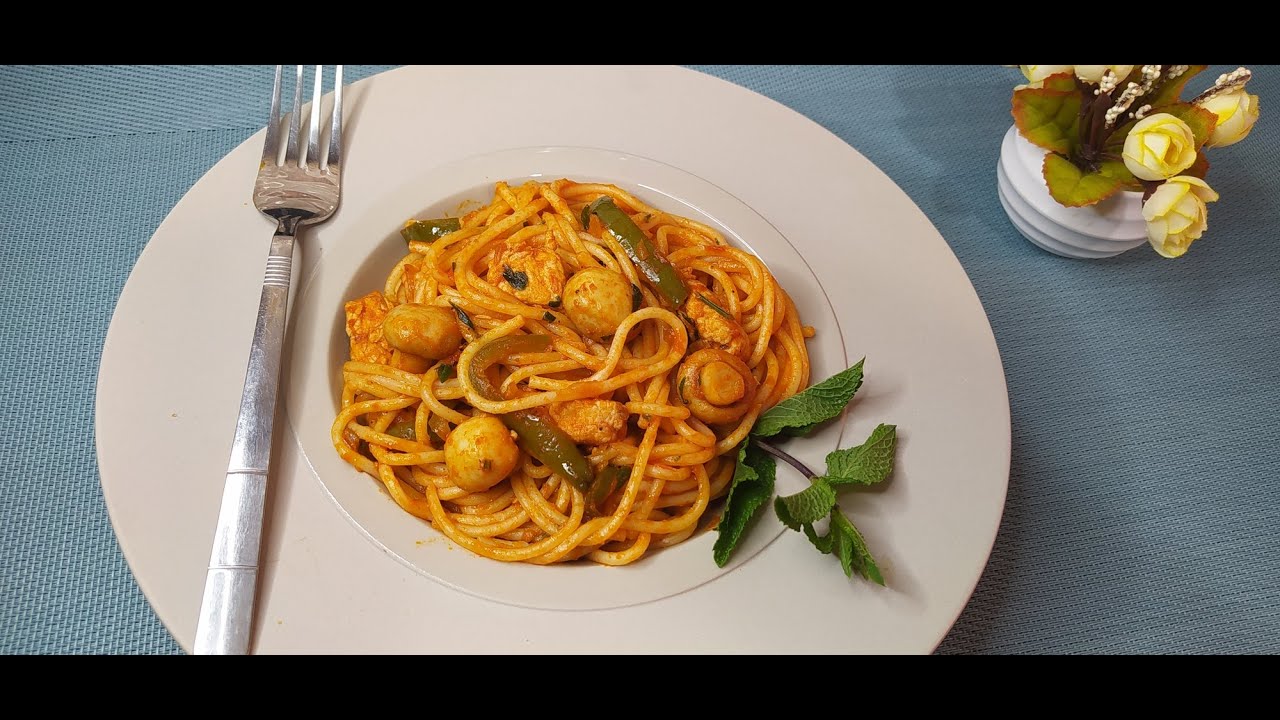 سباغيتي أو معكرونة بصدر الدجاج و الفطر مع  ألذ صلصة بالطماطم / Spaghetti au poulet et champignons