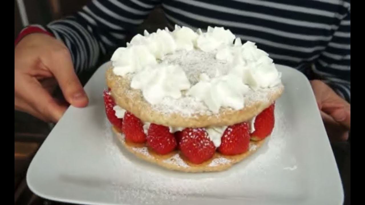 Recette : Gâteau fraises et crème fouettée, biscuit noisettes amandes par Bridélice