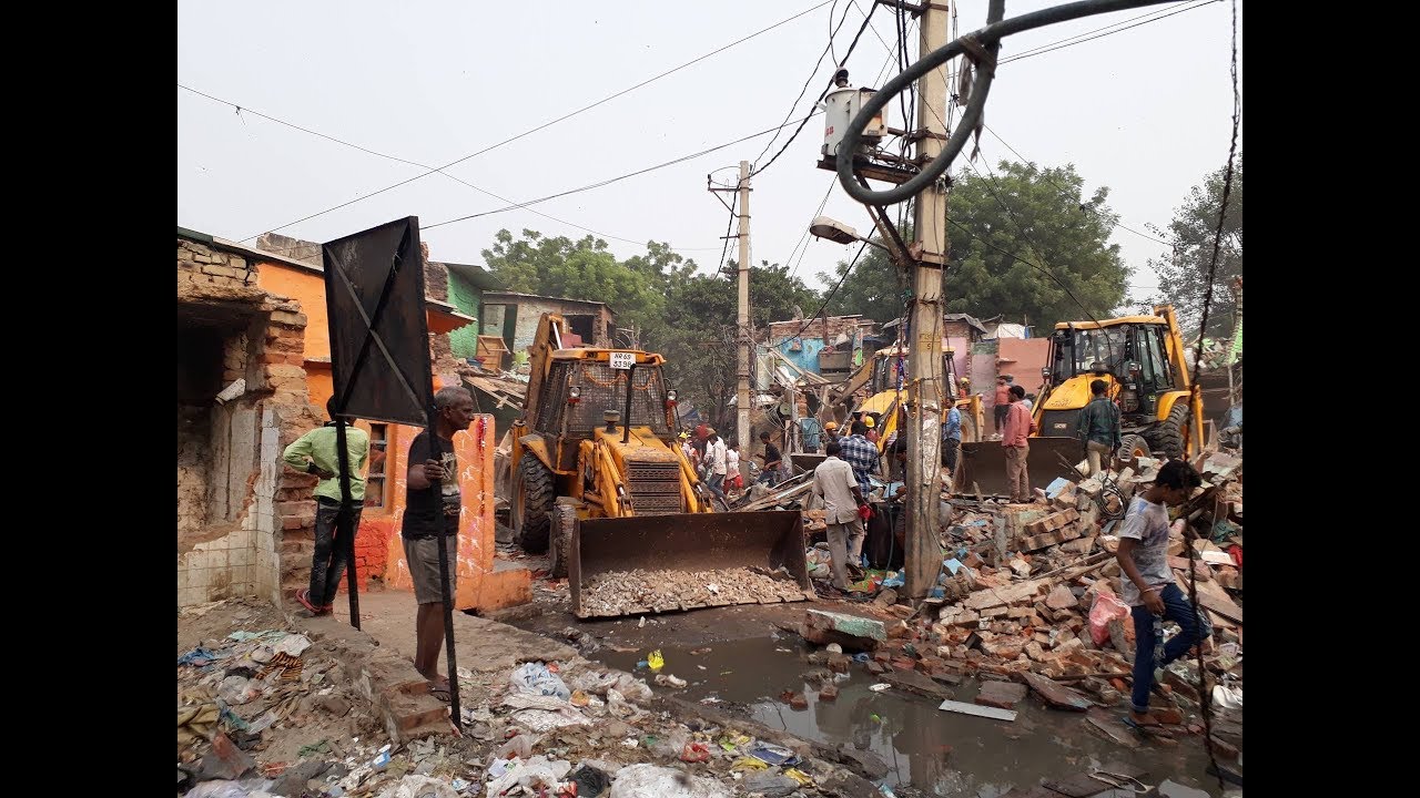 सरकार गरीबी हटाने के नाम पर गरीबों को हटा रही है