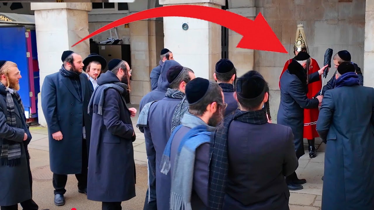 😡😱The Most DISRESPECTFUL Group Ever Tries to  ANNOY the King's Guard..!
