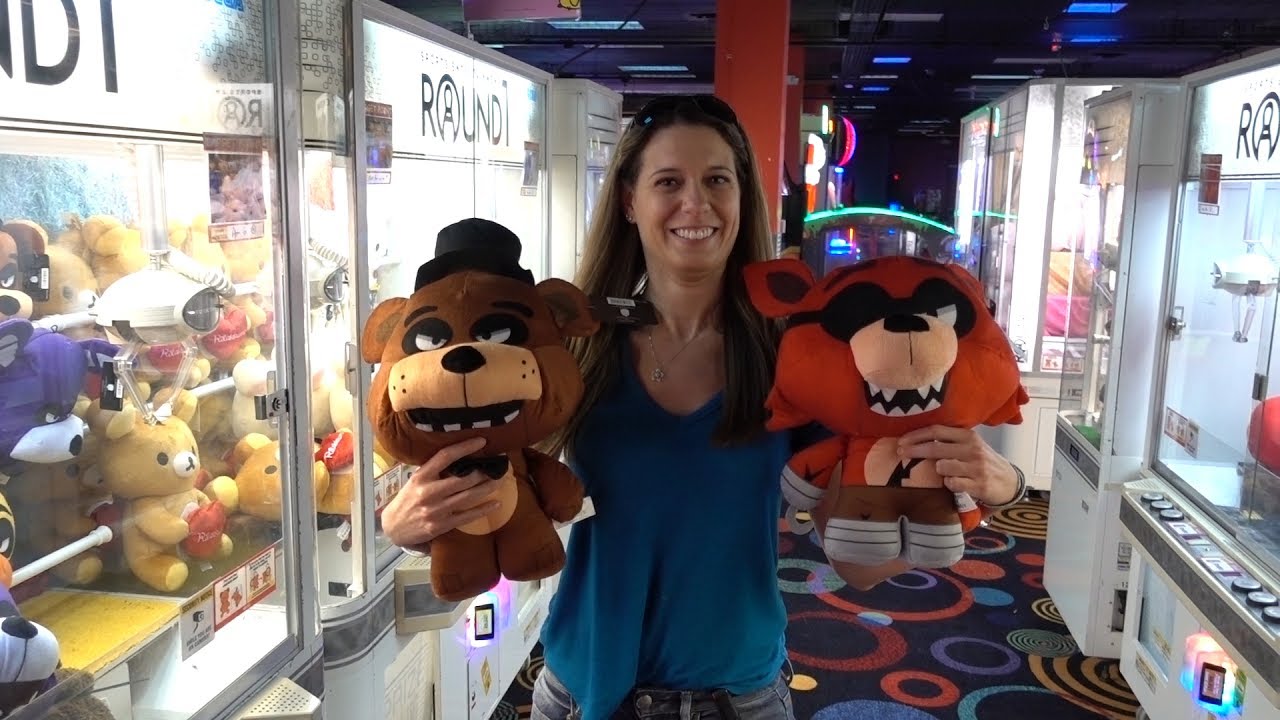 Winning A Cute Fat Cat & Much More At The Claw Machine