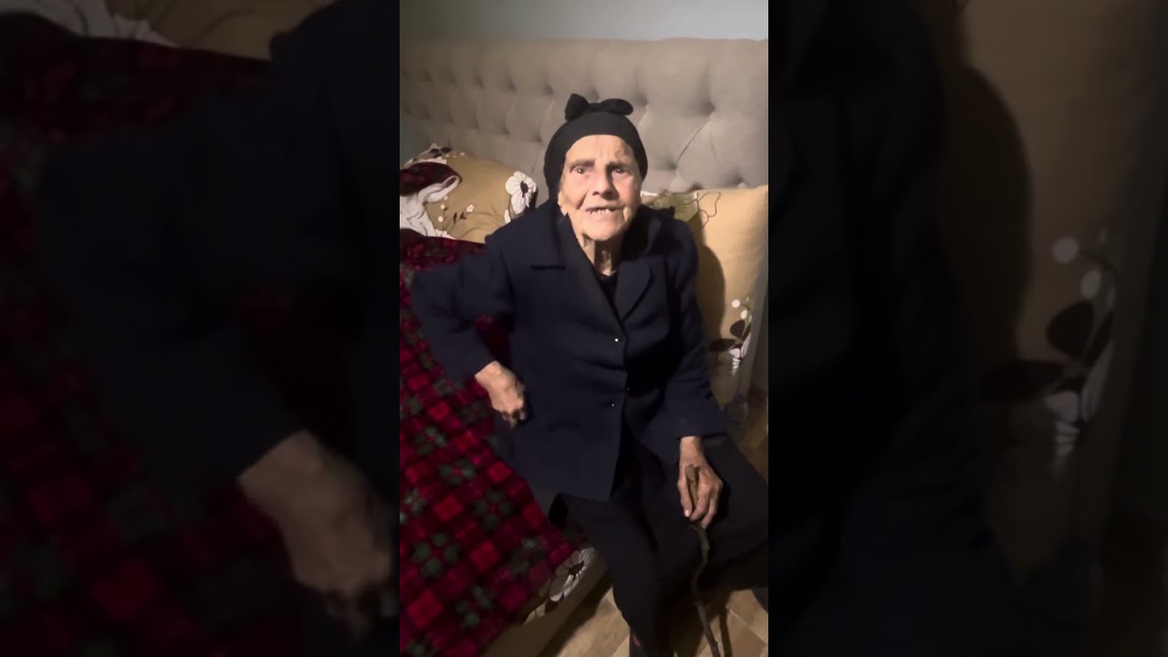 Nena shkon e ben muhabet tek pasqyra 