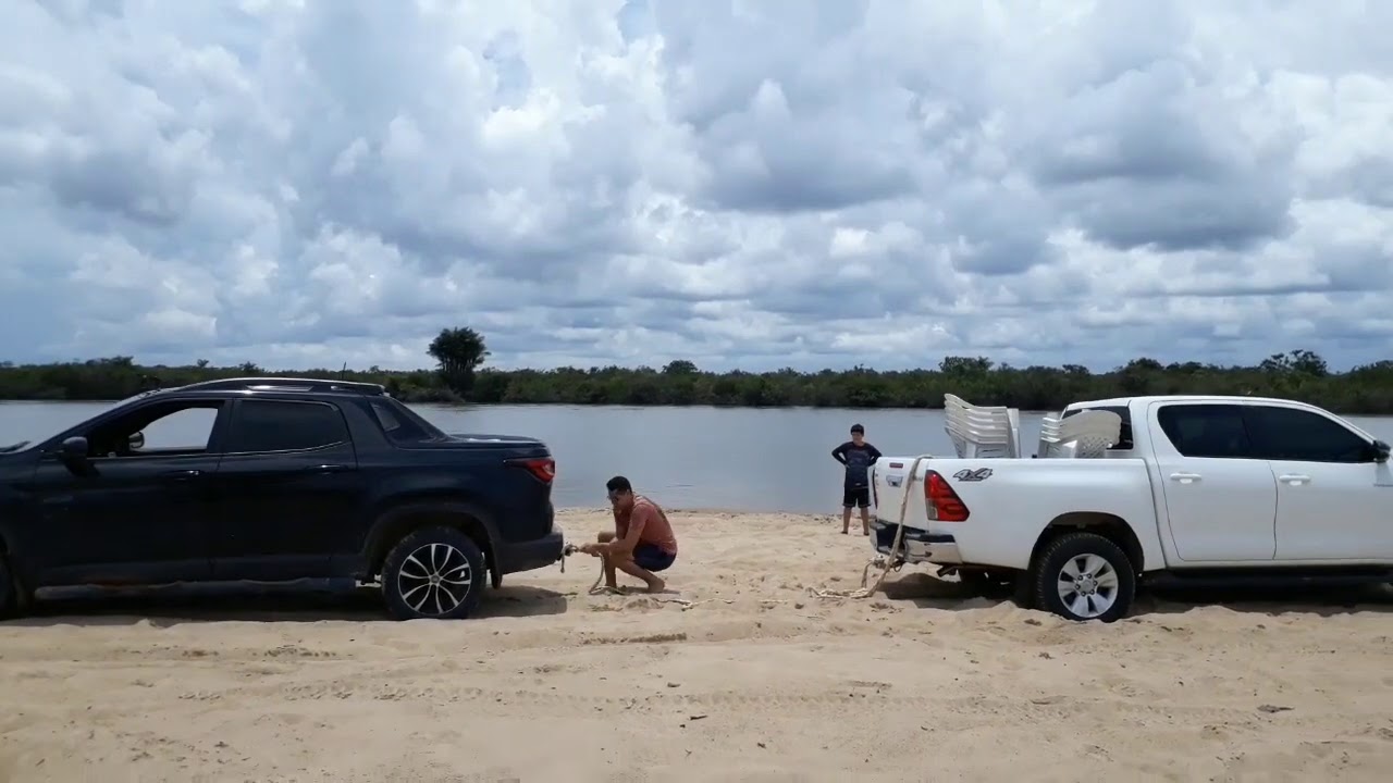 Toyota Hilux 4x4 atolado? Fiat Toro Ultra rebocando.