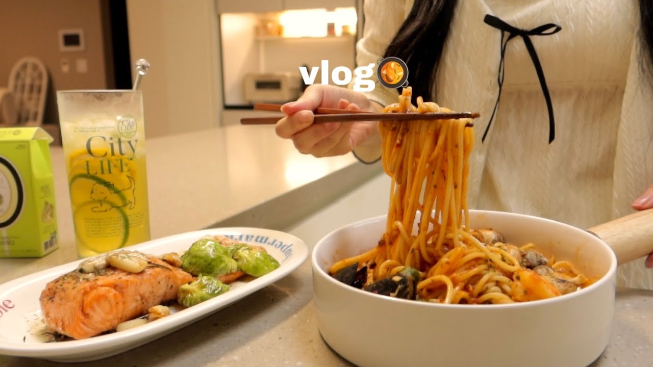 vlog | 매콤한 고추장 해물 파스타, 버터 연어구이 만들고 🍿 홈카페 즐기는 일상 ☁️🍹 꿀호떡 크로플, 동파육과 고기 국수, 아보카도 오픈 샌드위치, 남편 도시락 싸기 🍱