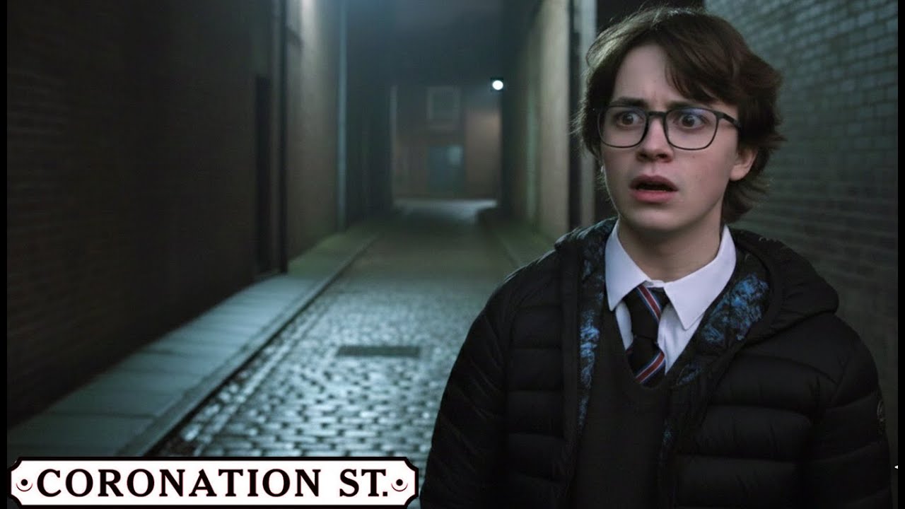 😱Шок в «Coronation Street»: Сэм Блейкман стал мишенью нового злодея, пока Меган пытается заставит...