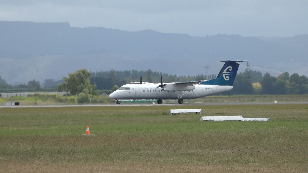 Gisborne Airport | Air New Zealand | De Havilland Canada Dash 8-300 (ZK-NEK) take off RWY14