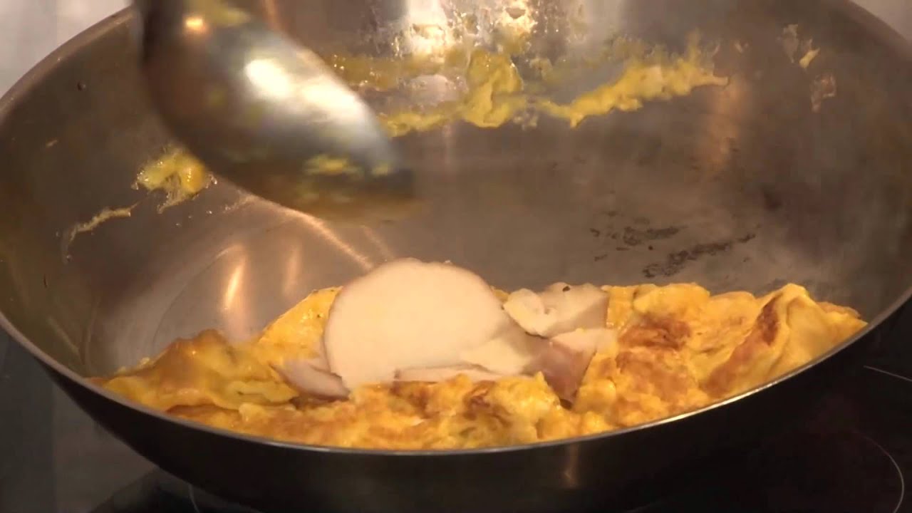 Nicola Batavia - Omelette strapazzata con ricotta, praga e miele