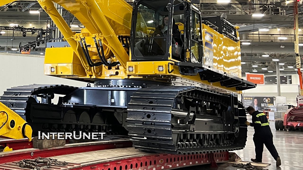 PC900LC Komatsu 2023 Large Excavator Loading on Lowboy Trailer