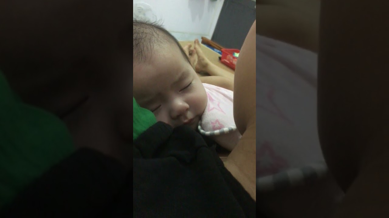 Em bé lẫy mẹ vì để khóc