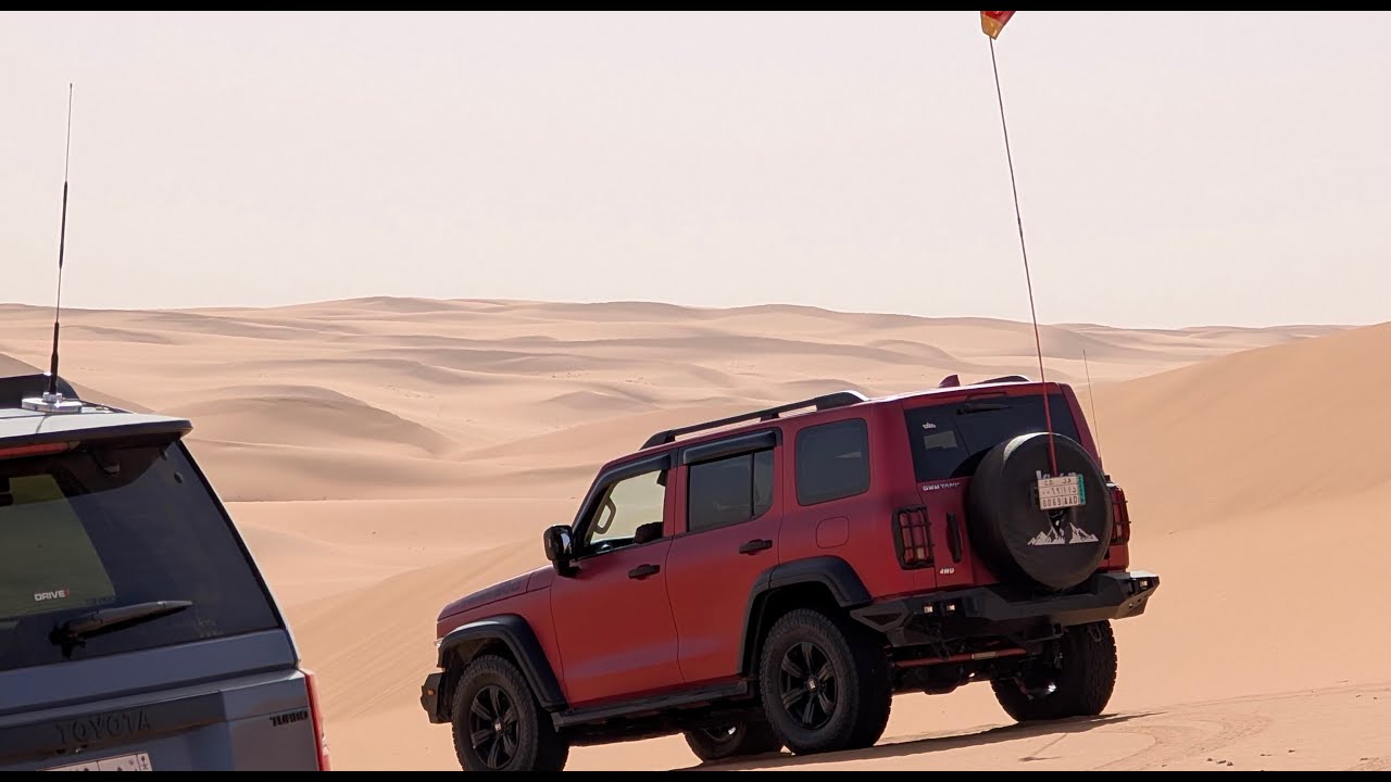 Saudi-Arabia - Tank 300 off road - Bakhra Dunes with Petroglyph hill - getting crested