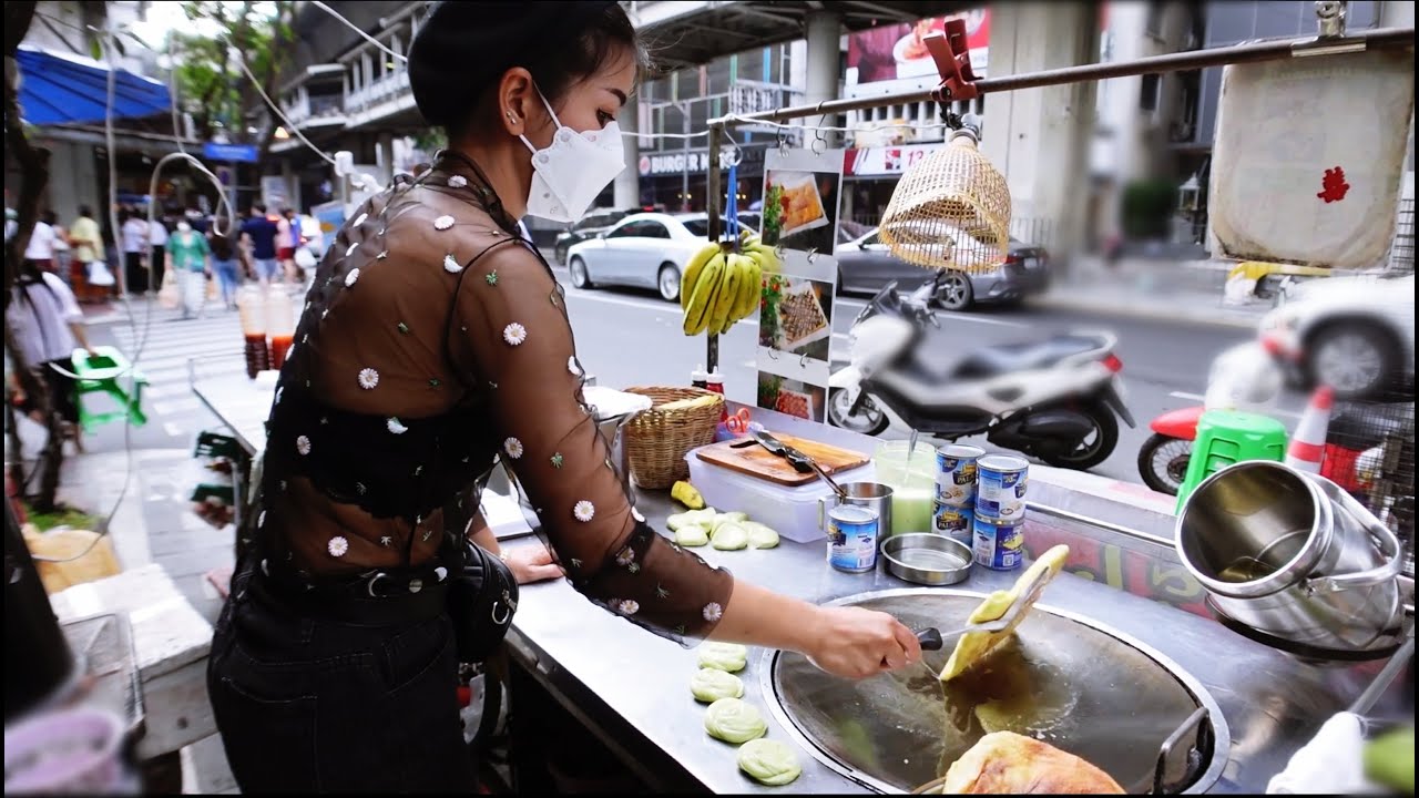 The most famous Roti Lady! in Bangkok Silom road Eggs and bananas Bangkok street food Thailand