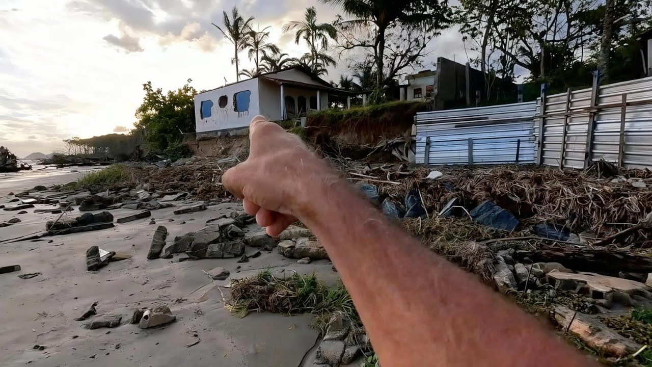 O AVANÇO DO MAR DESTRUIU E CONTINUA DESTRUINDO MUITAS  CASAS E ARVORES NA PRAIA DO LESTE