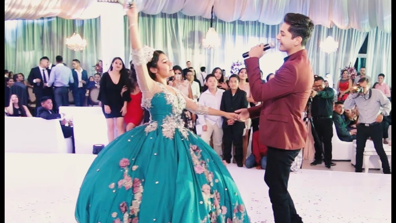 Neto Bernal llega de sorpresa a Quinceañera en Michoacan.