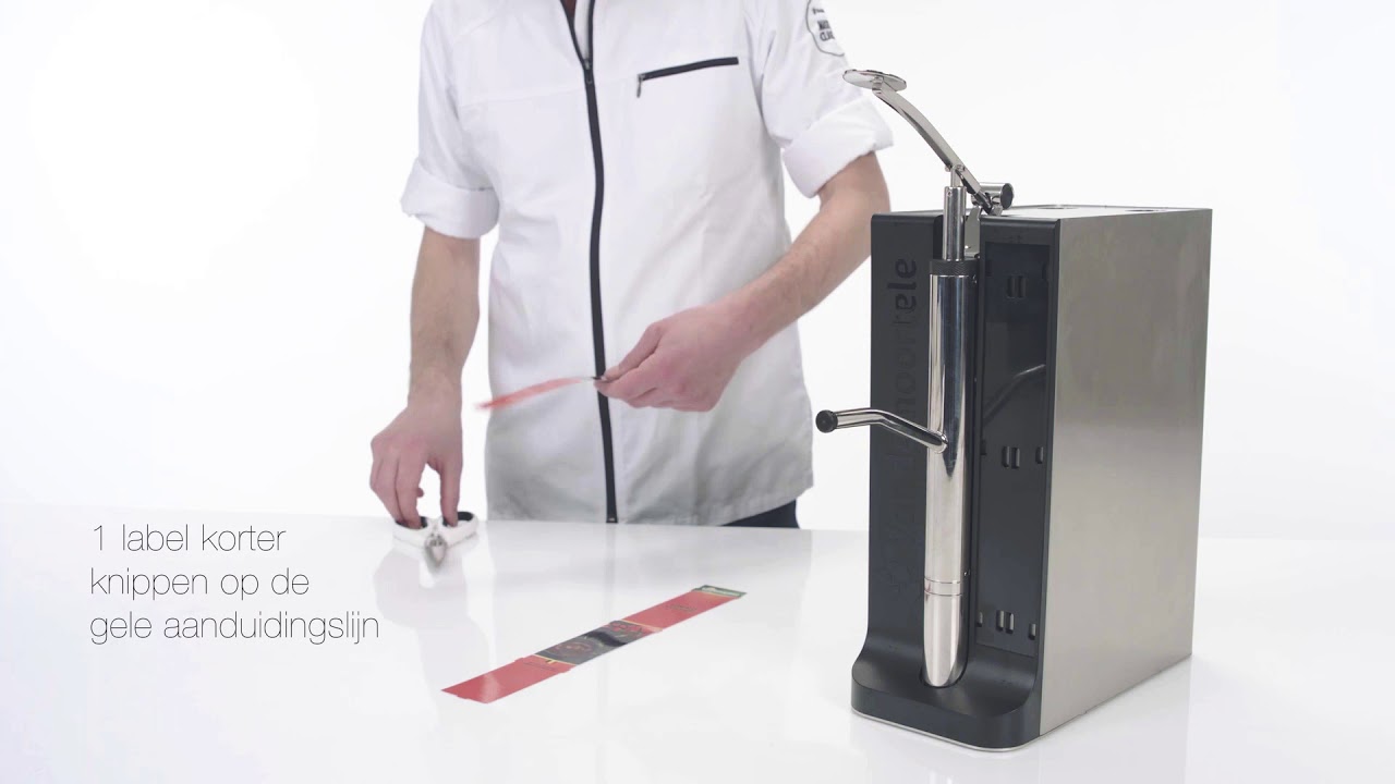 Hoe plaats je de sausbokaal 3L in de Vandemoortele® dispenser?