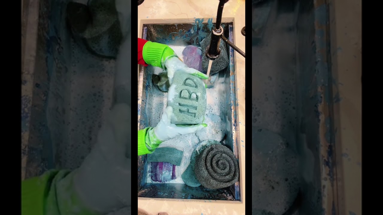 Some liquidy squeezes in paste and rinse 
