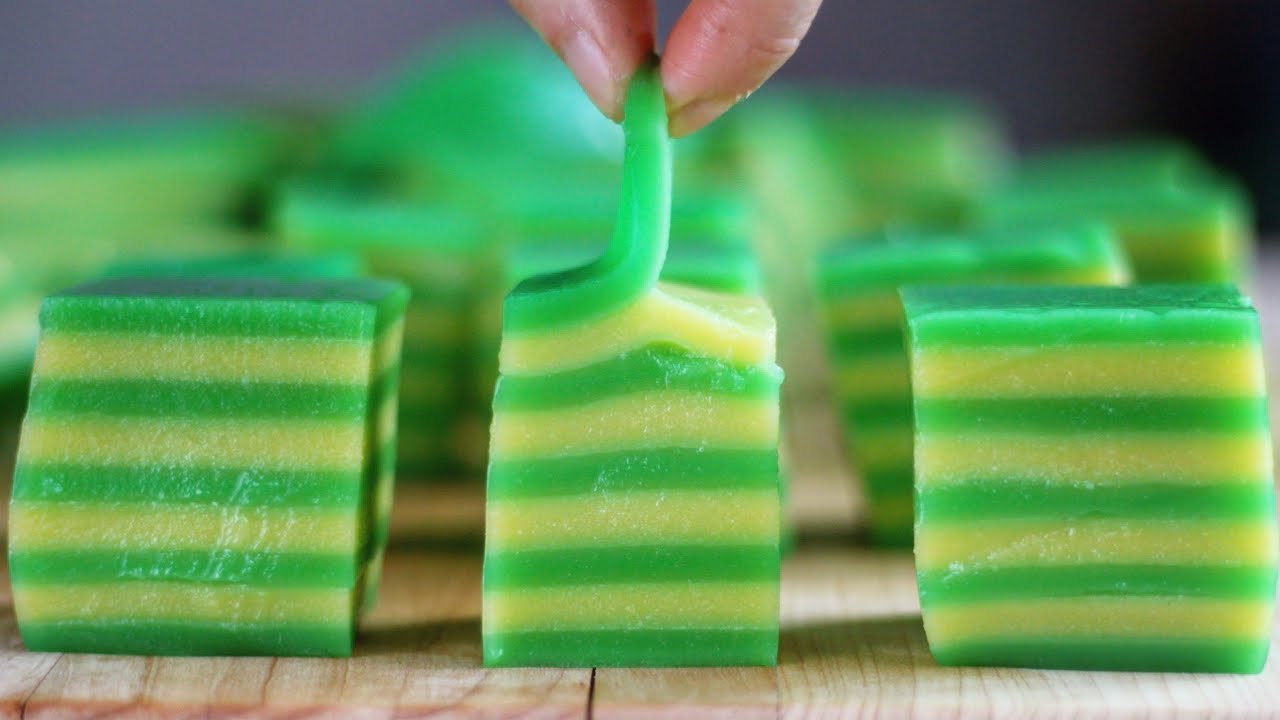 Steamed Layer Cake: Pandan & Mung Bean Flavor