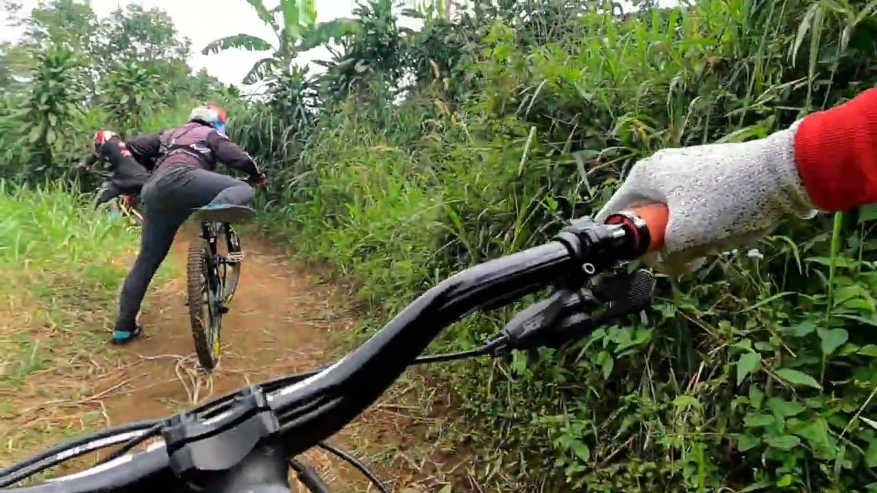 Pemula & Perdana Bro Emi Main di Bike Park Cihideung-Bogor.