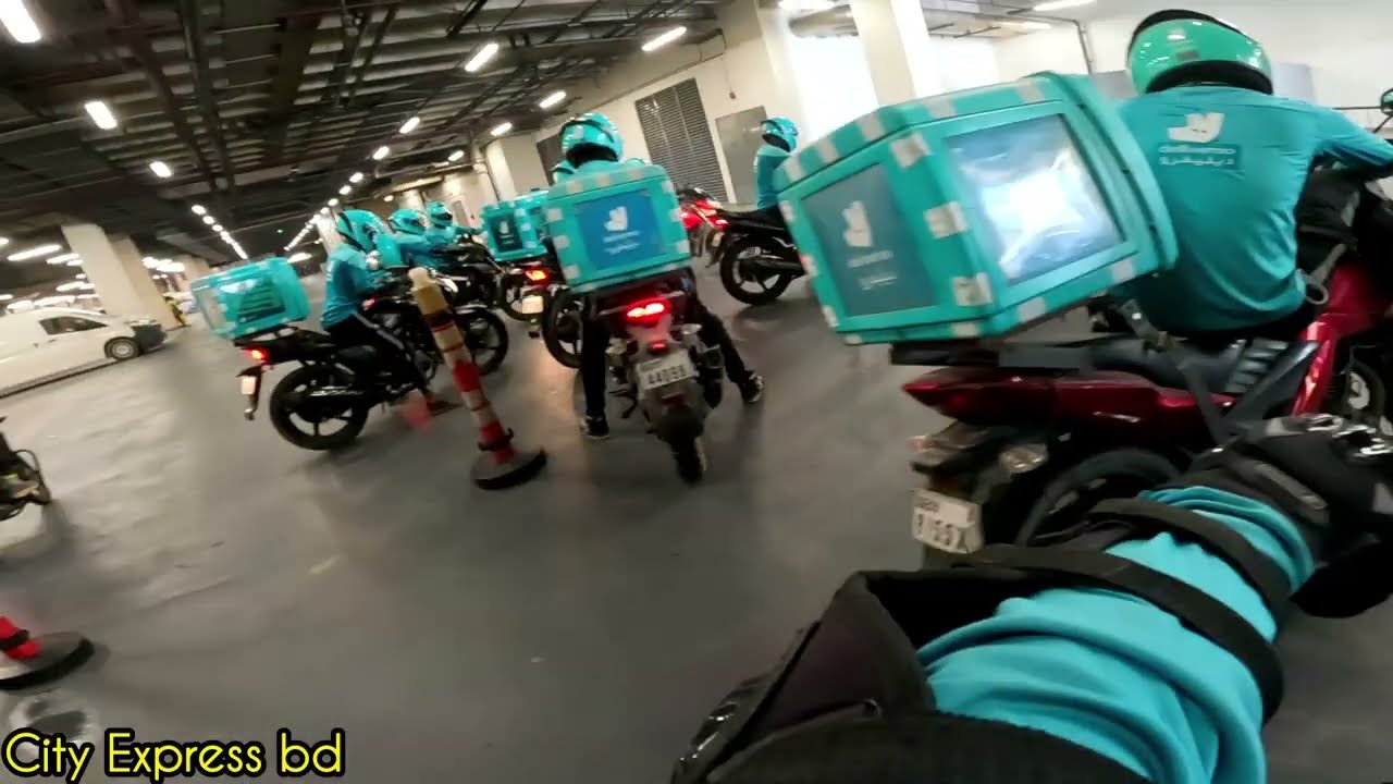 Dubai Palm Jumeirah নাখিল মল parking Delivery rider 