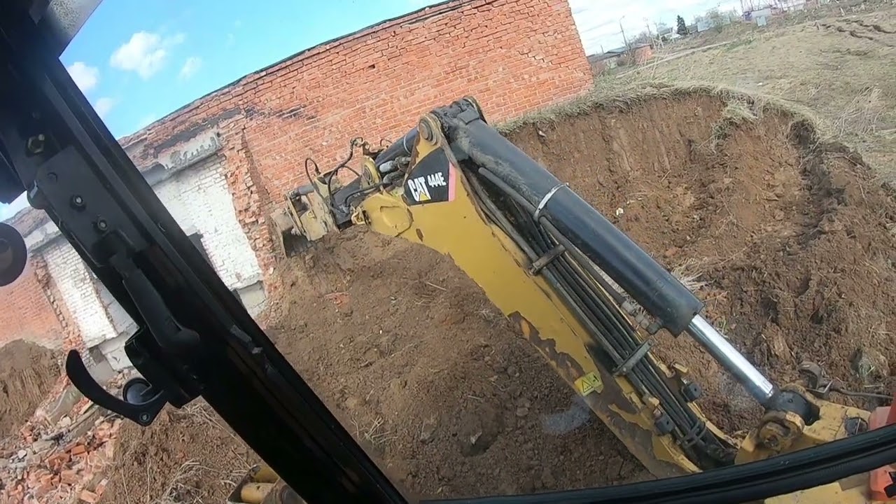 Двигаю землю, крушу стены на CAT 444E, делюсь впечатлениями.