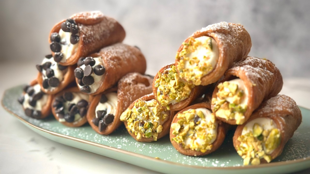 The Ultimate Recipe Guide to Classic Cannoli: From Shell to Filling
