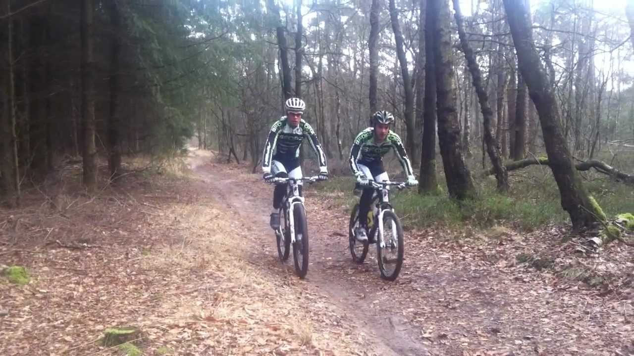 Trainingsklim Mark van Schie en Maarten Janssen in nieuwe SforZ teamkleding uitbollen