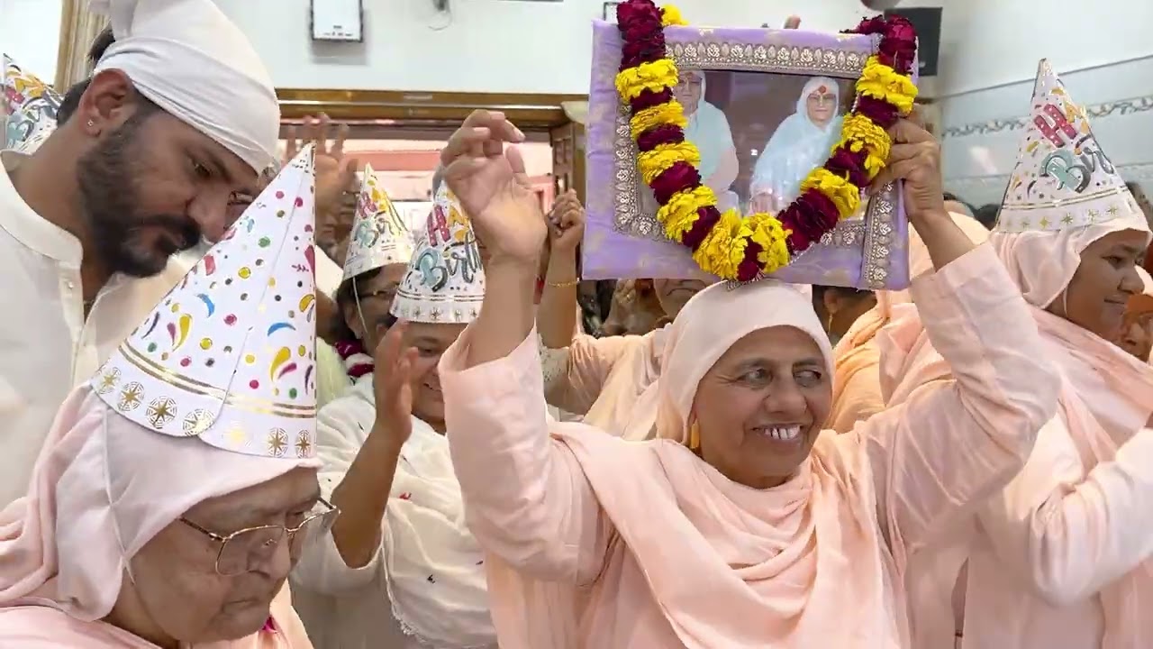 💐💐पूज्य श्री जुगल जोड़ी महाराज जी के प्रकट उत्सव पर संतो के द्वारा केक कटिंग 💐💐