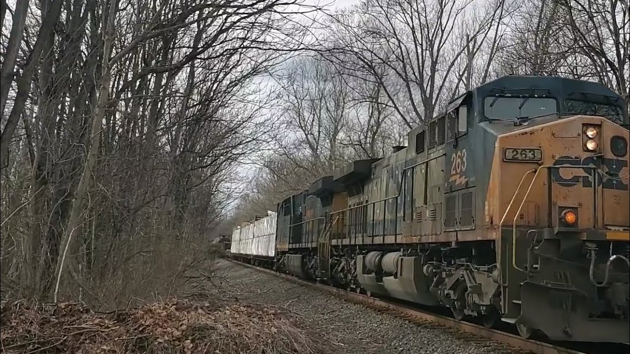 Грузовой автомобиль CSX Mix Freight с локомотивом Yn2 преодолевает подъем на хребет Парс на желез...