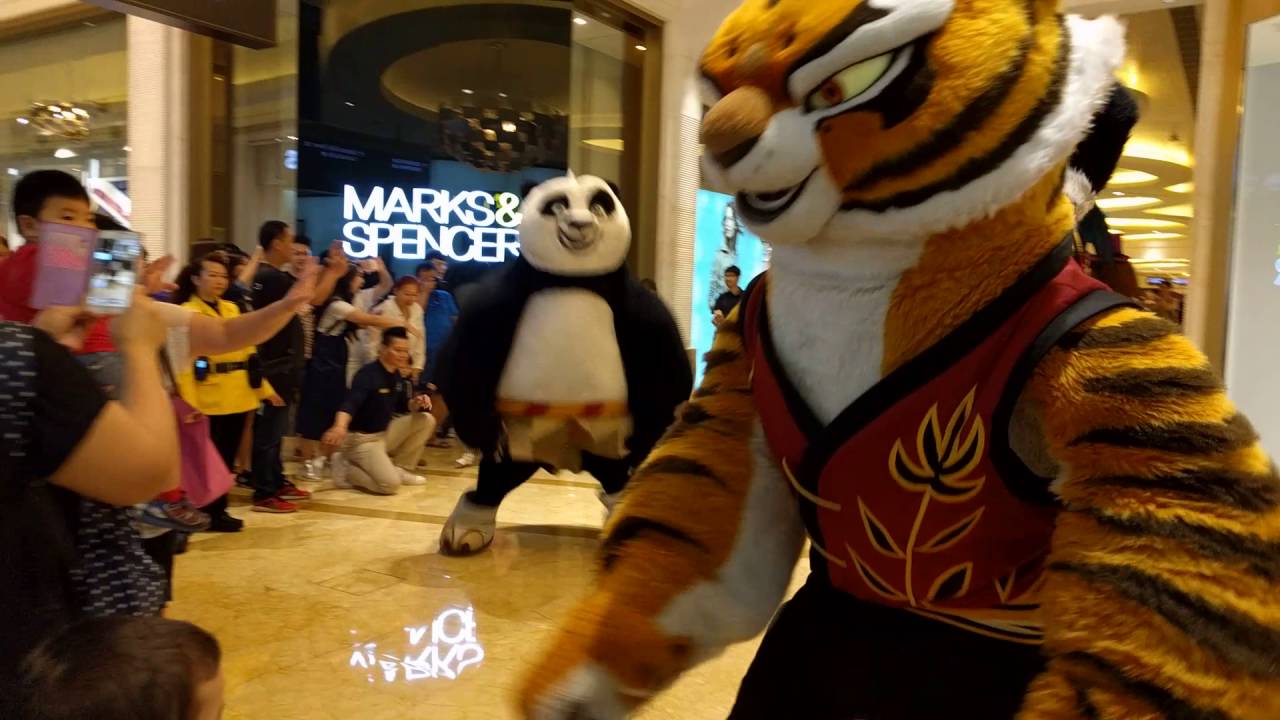 061116 DreamWorks parade at Macau