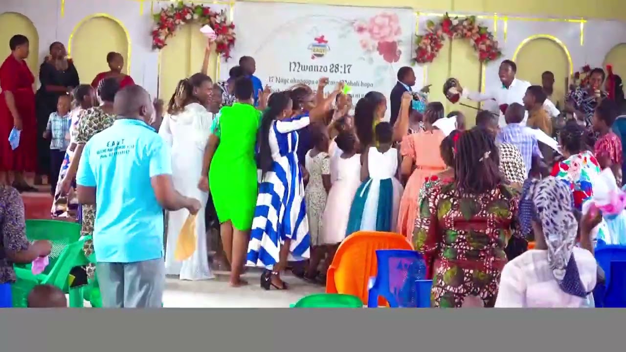 Kila mtu anakinanda na kinubi mwimbieni Mungu