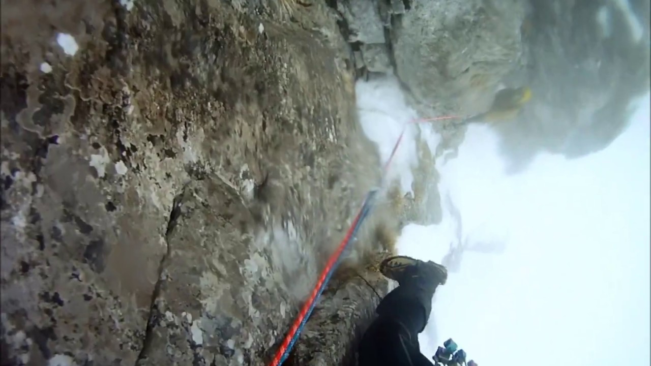 Alpi Apuane - Colle della Lettera - Tiro di misto apuano in apertura di una via