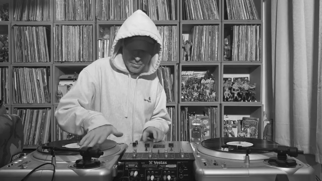 CUTTING UP HIPHOP VINYL ON AN OLD VESTAX PMC 05 PRO II