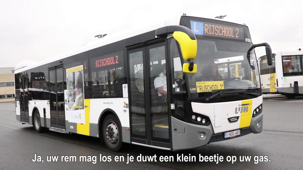 Mariam leert met een De Lijn-bus rijden