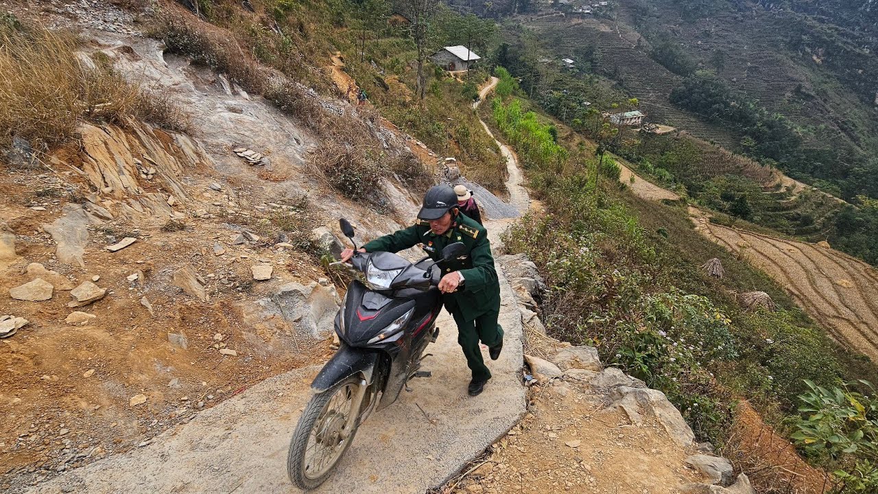 Gặp anh Biên phòng làm đường vào bản dự Đám Cưới ở Biên giới Việt Nam Trung Quốc. Nguyễn Tất Thắng