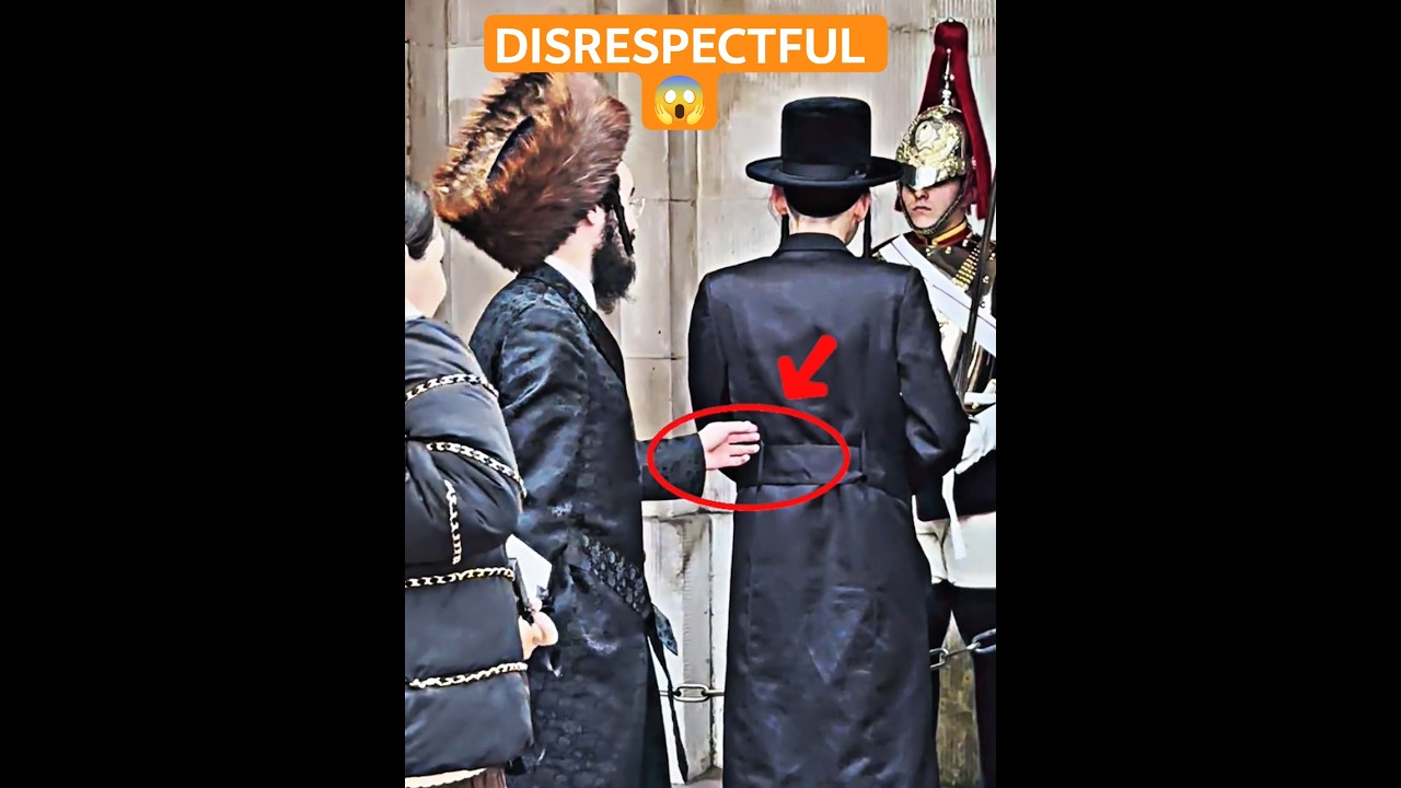 Jews disrespect the king's guards 😱🙏 #kingsguard #horseguardsparade #peterellis #buckinghampalace