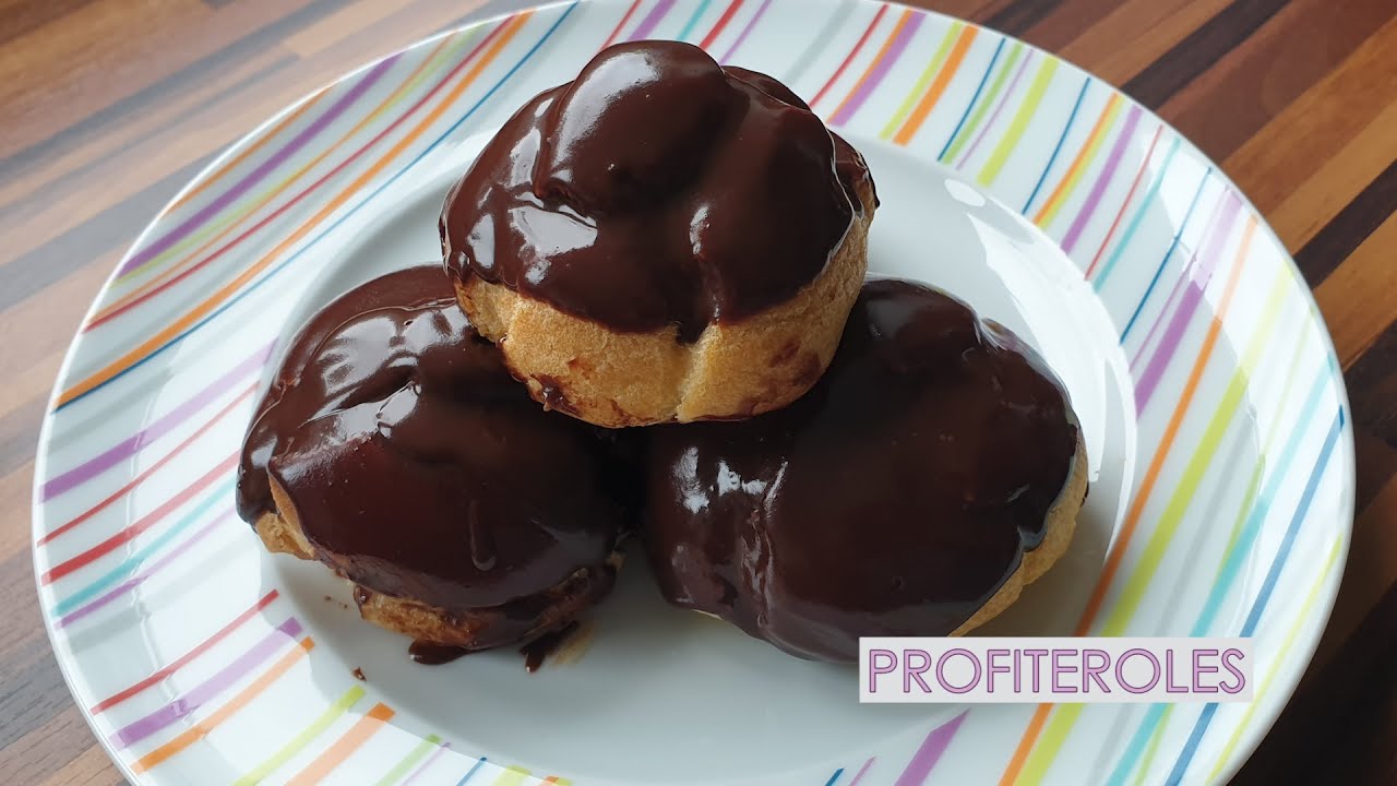 Profiteroles con crema pastelera y chocolate
