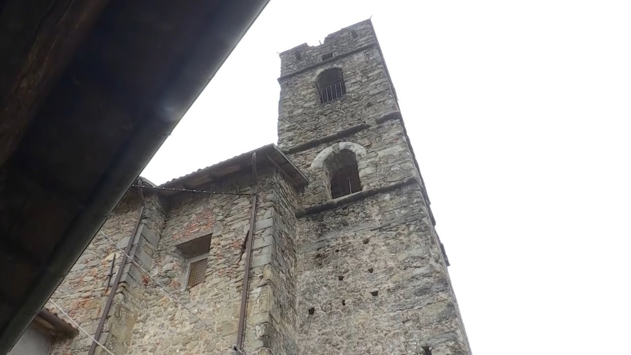 Un fulmine si abbatte con violenza sul campanile di Gragnanella