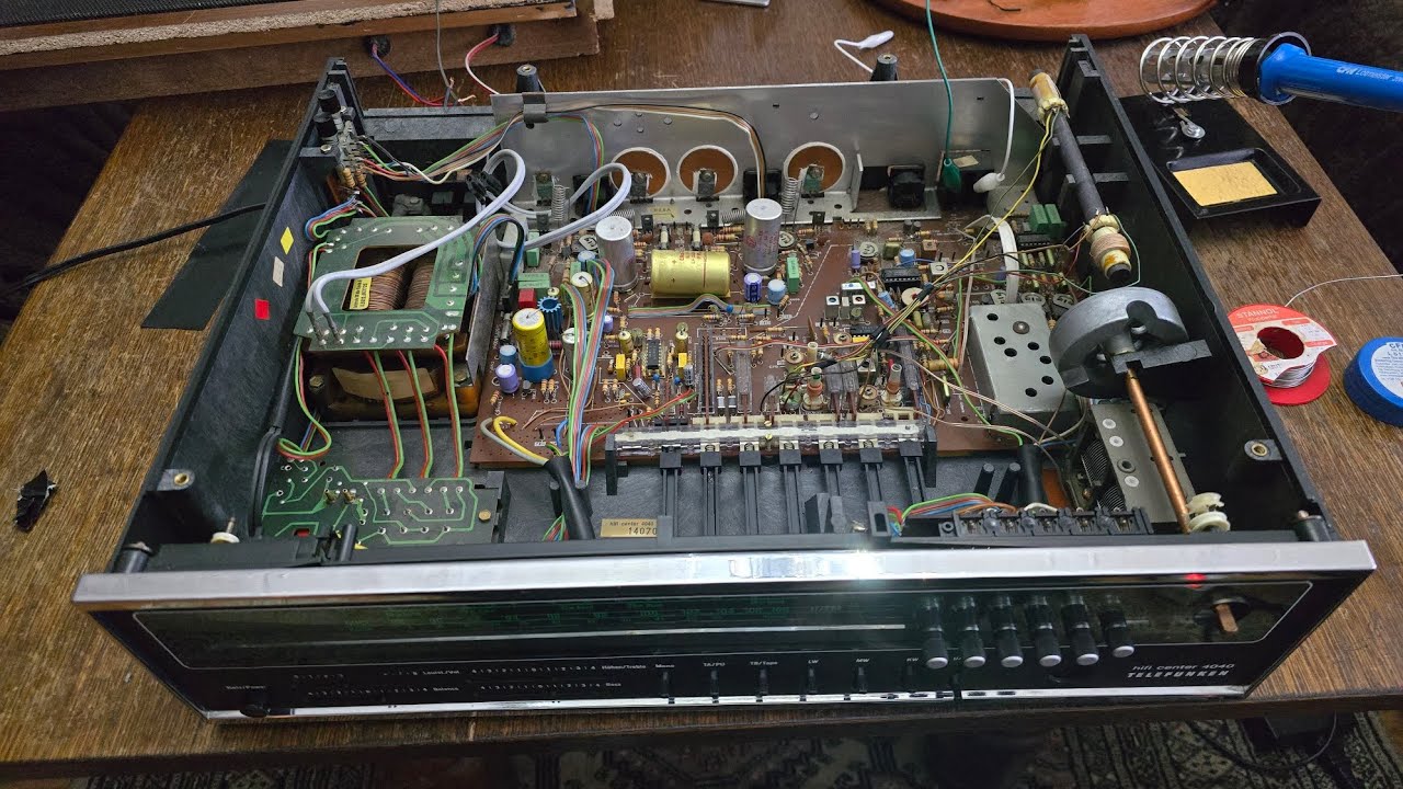 Den zweiten Telefunken Hifi Center 4040 angefangen Instand zu setzen .Vorgänger hat Mist gebaut ^^  