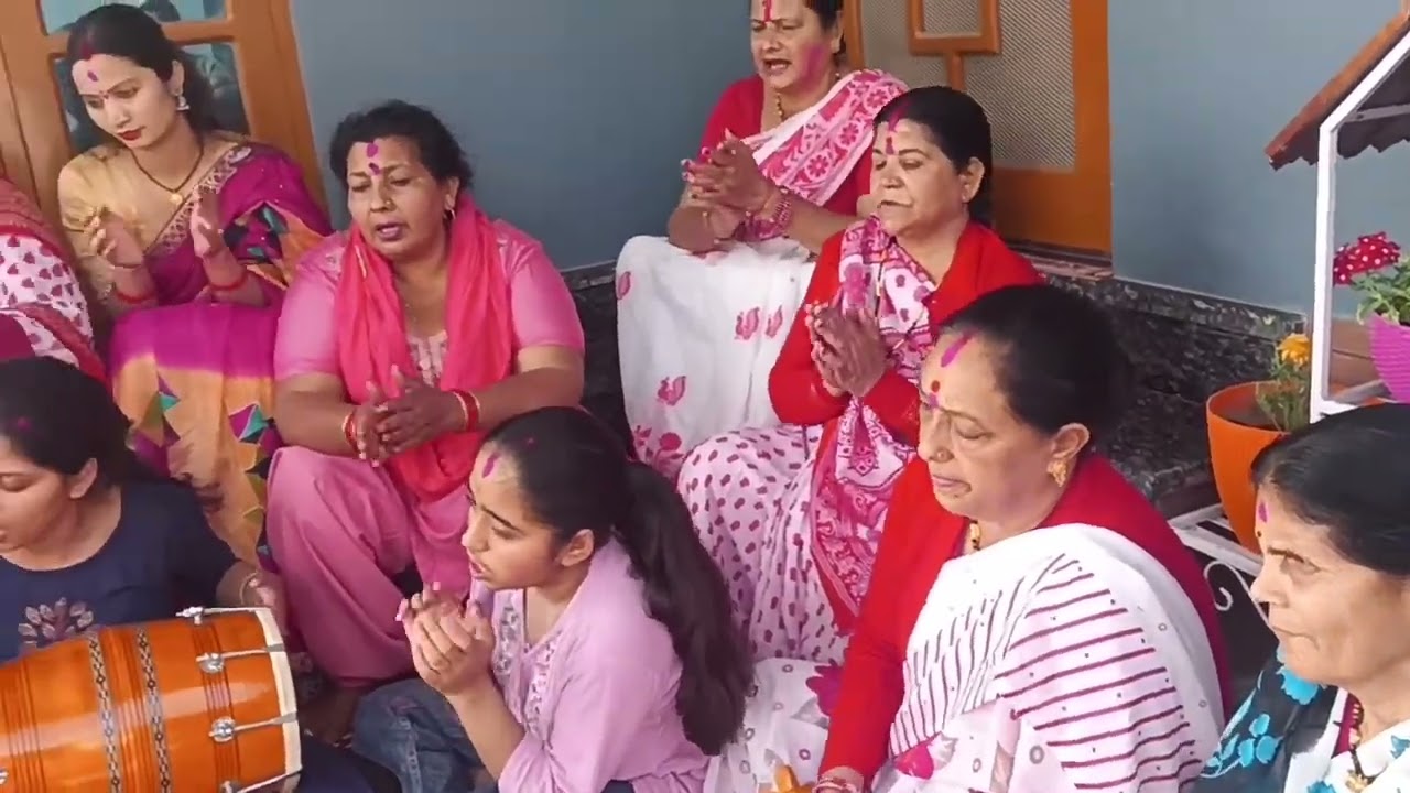 सभी देवताओं को न्यौतने वाली होली 