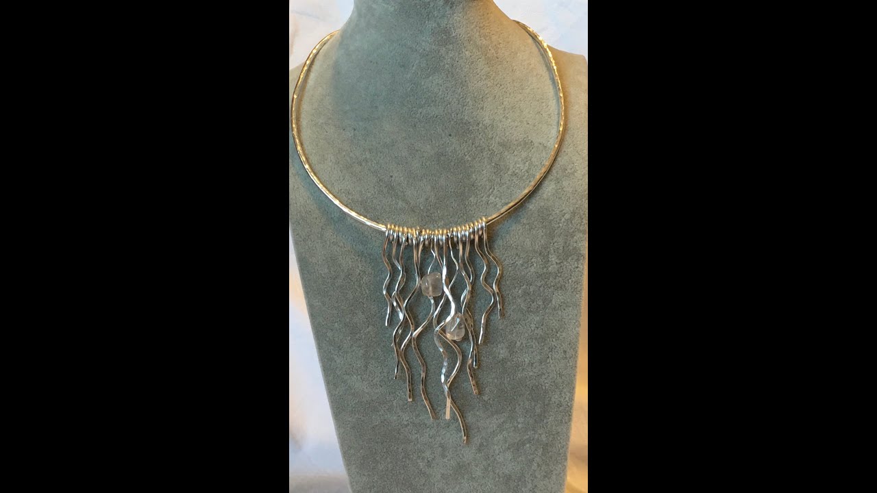 Collana rigida in filo di alluminio.