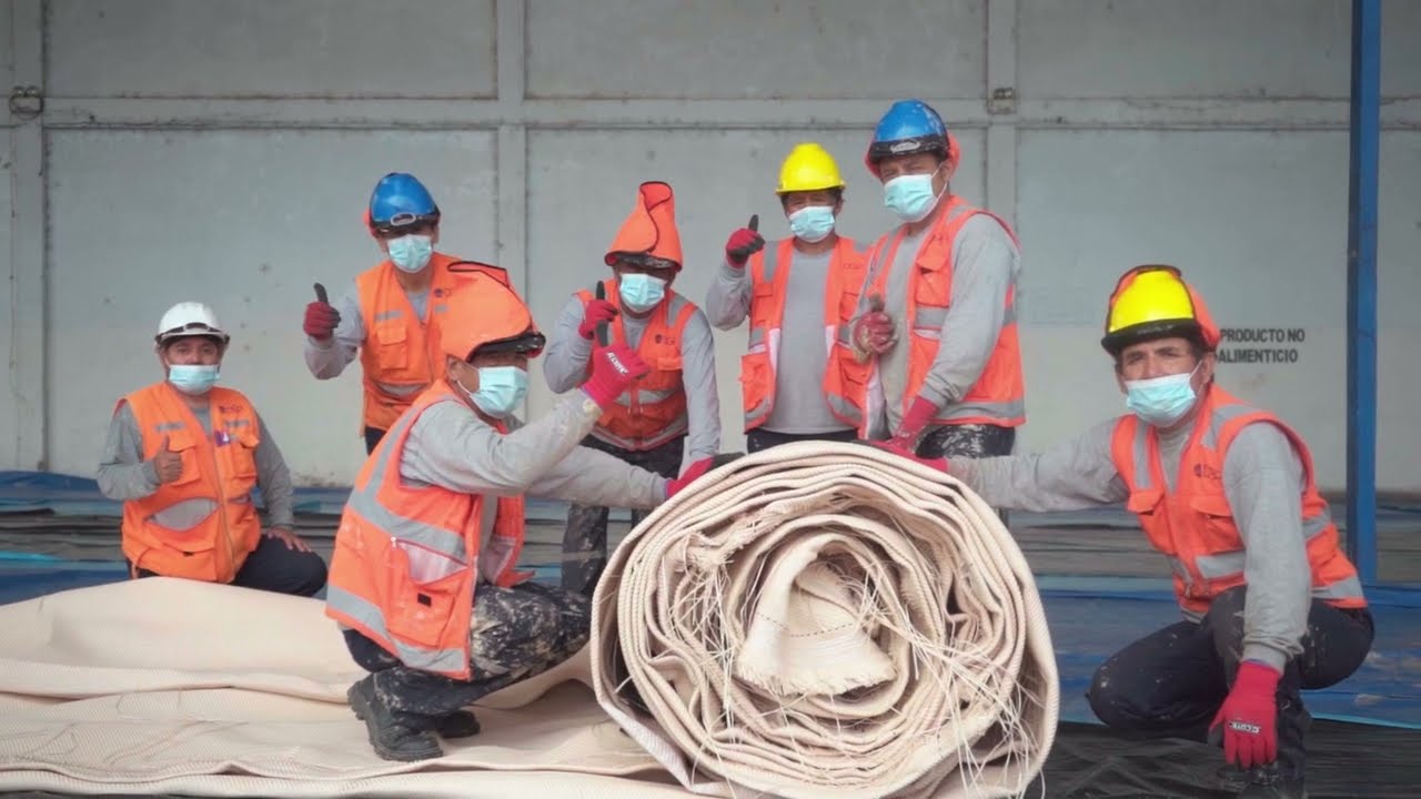 Trabajadores Locales en la Instalación de los Geotubos - El Puerto de Chancay