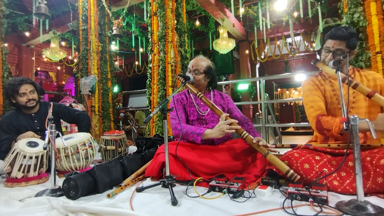 Pt. Ronu Majumdar ji with his son || Bansuri || at Durgakund Varanasi || 🥰
