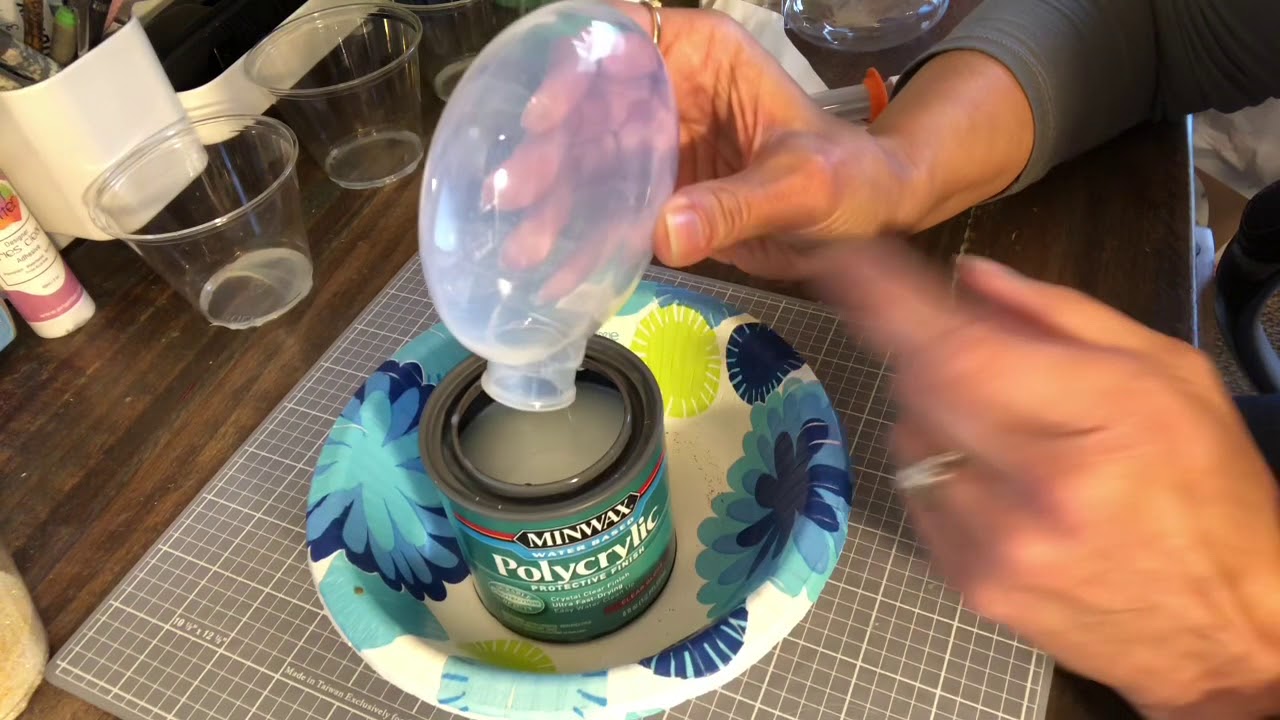 Tutorial How to Glitter Ornaments Using Polycrylic