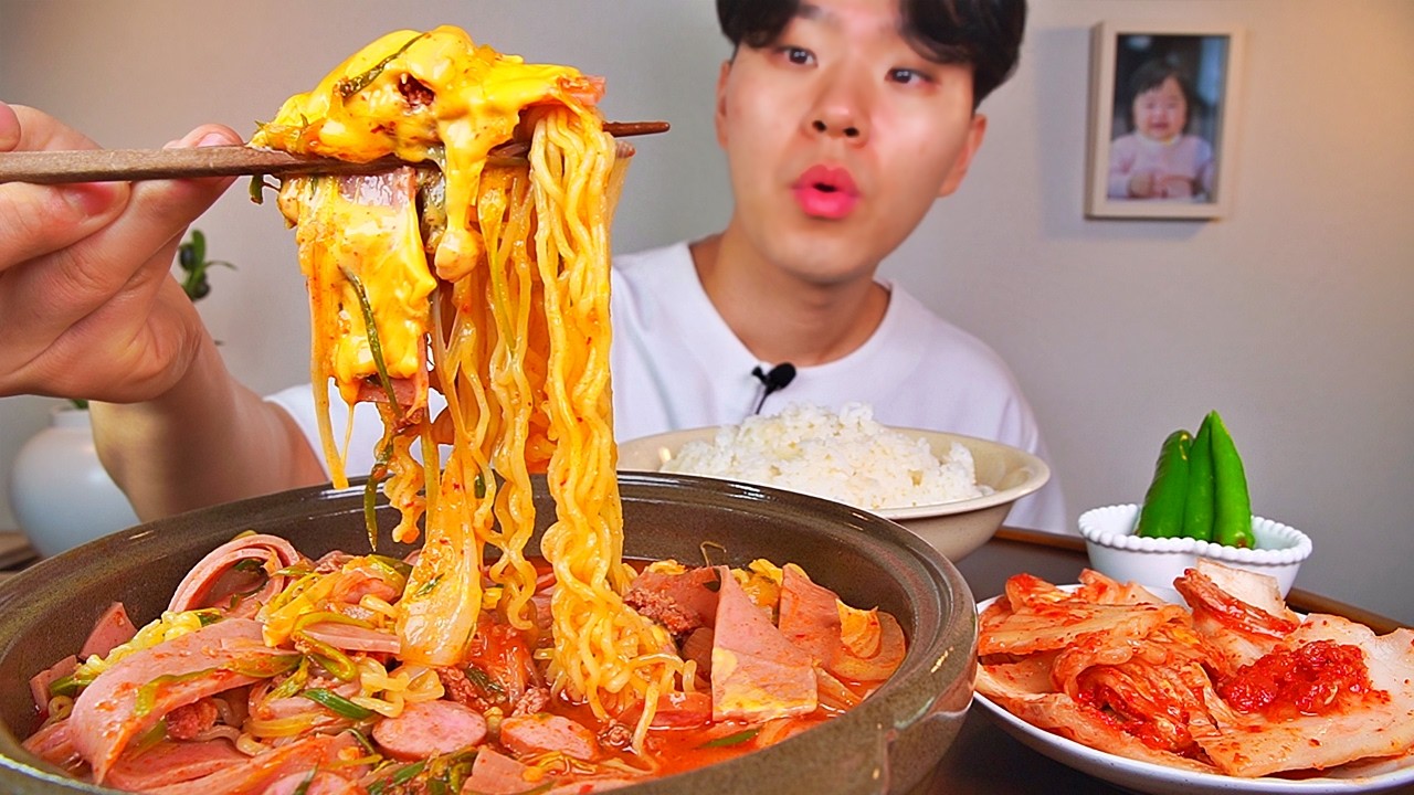 부대찌개 햄 많이입니다. 아무렇게나 떠도 햄이 수북하게 딸려와요.