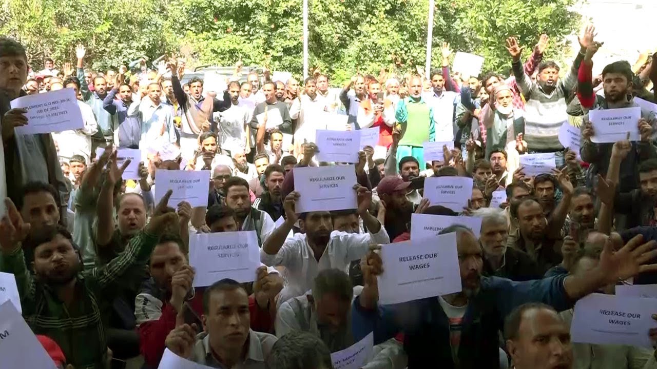 Srinagar: PHE Daily Wagers Protest For implementation of Minimum Wages Act