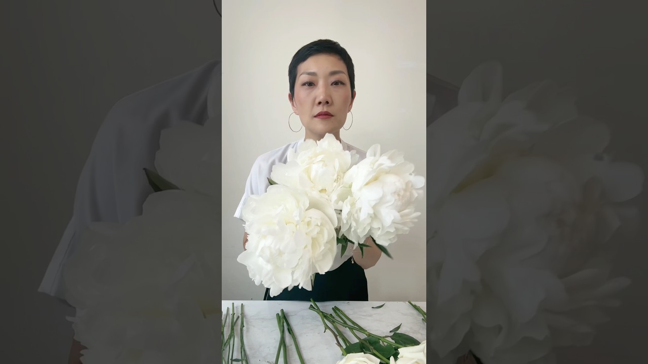 Make a bridal bouquet with white peonies with me #bridal #bridalbouquet #weddingflowers #wedding
